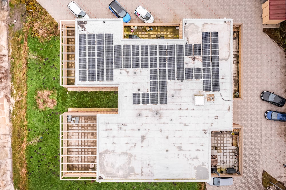 Paul Energie - Referenzbild des Kunden Elithera Gesundheitszentrum Rhauderfehn - Photovoltaikanlagen von oben auf dem Dach