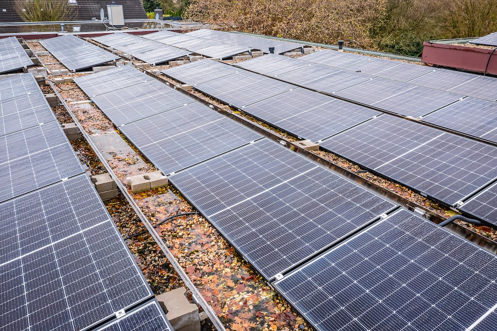 Paul Energie - Referenzbild des Kunden Knut Hofmayer - Dach von schräg oben mit vielen Solarpanelen