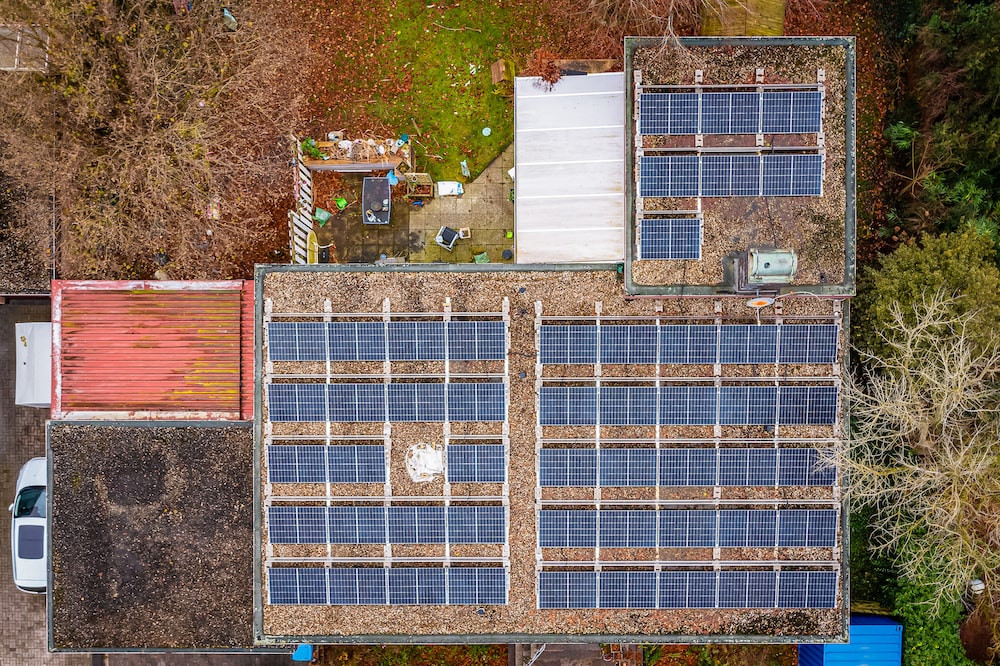 Paul Energie - Referenzbild des Kunden Knut Hofmayer - Haus von oben mit vielen Solarpanelen