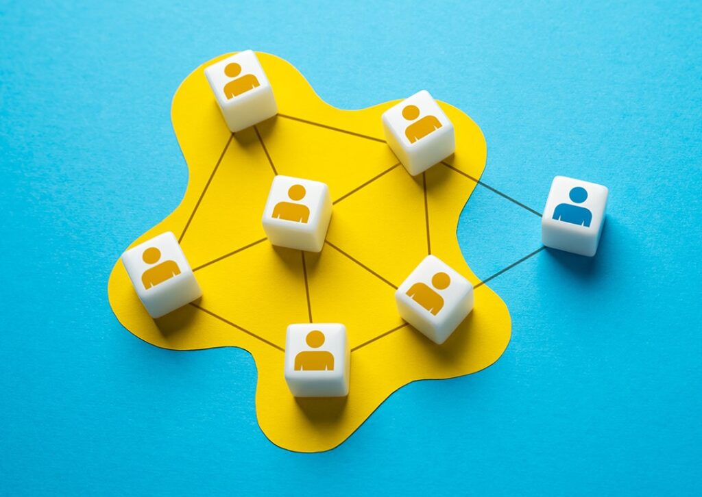 Schematische Darstellung mit blau-gelbem Hintergrund und Würfeln mit Personen-Icons, die das Vertriebs- und Partnernetzwerk von Paul Energie symbolisieren