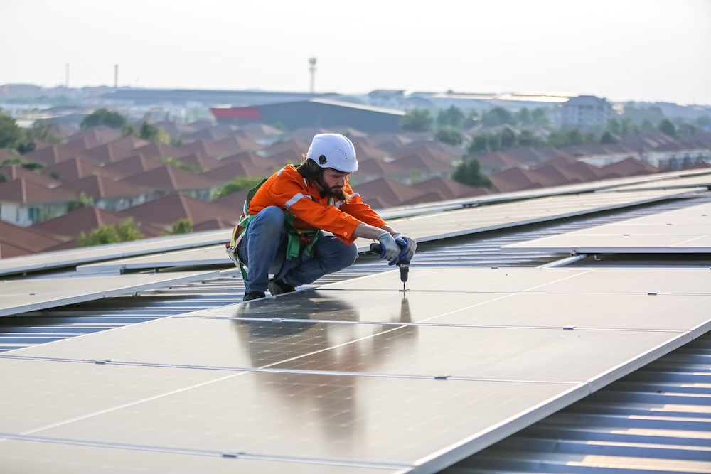Photovoltaik-Installation auf einem Hallendach durch den Fachbetrieb von Paul Energie